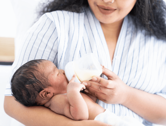 mulher dando mamadeira com um dos melhores bicos de mamadeiras ao seu bebe (1)