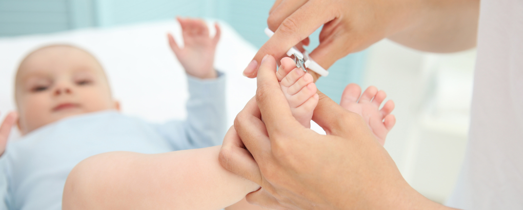 mulher aprendendo como cortar as unhas do bebê