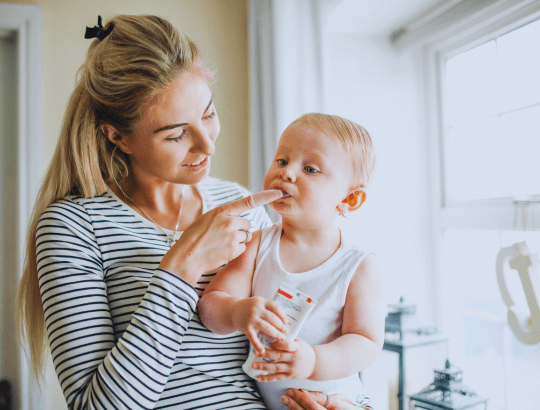mulher escovando os dentes de bebe de 6 meses