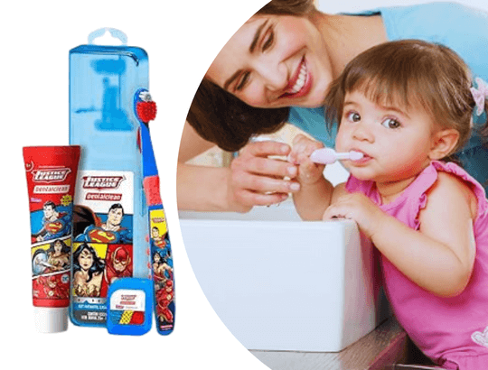 mulher escovando os dentes de bebe de 6 meses para manter saúde bucal infantil