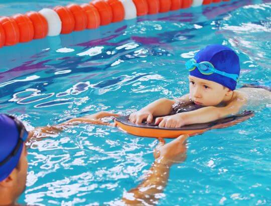 aula de natação para crianças em piscina