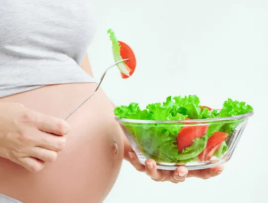gestante se alimentando de forma sudável para melhor cuidados com a pele na gravidez