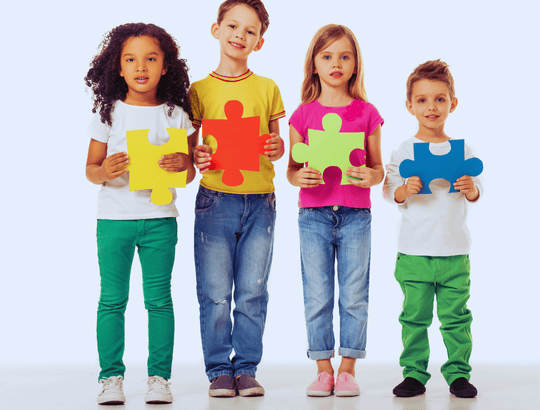 4 crianças segurando peças de quebra-cabeças para crianças