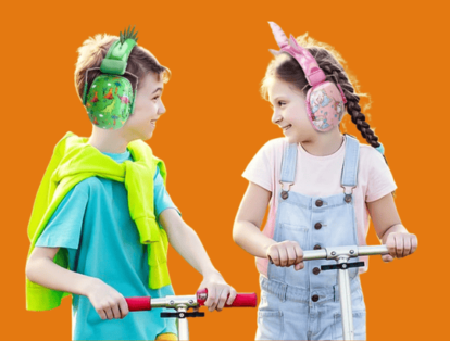 Menino e menina usando abafadores de ruído dinossauro e unicórnio