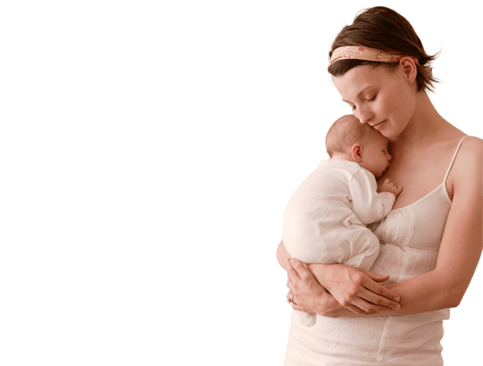 mulher segurando nene na vertical para evitar refluxo no bebê