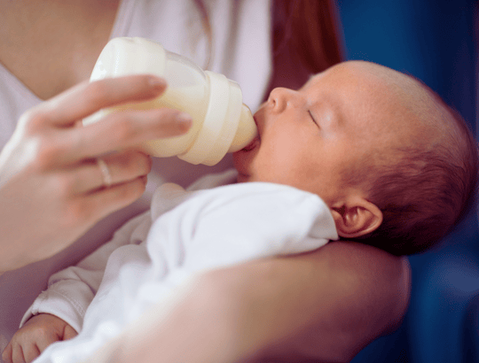 bebe tomando leite em uma melhor mamadeira MAM