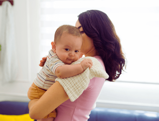 mãe segurando bebe no colo depois de dar mamadeira e ele gofar (1)