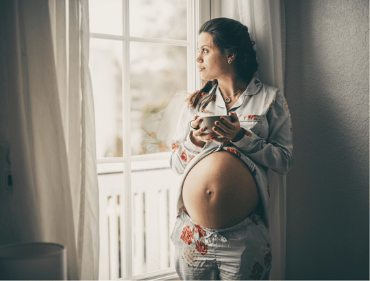 mulher em pá segurando uma xícara de café pensando se grávida pode tomar café
