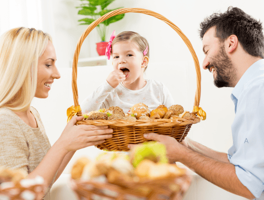 criança tomando vitamina para abrir apetite ao lado dos seus pais