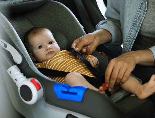bebe dormindo em uma cadeiras de carro baratas para crianças